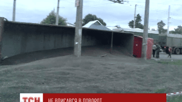 У Полтаві перекинулася фура, яка перевозила 30 тон соняшникового насіння