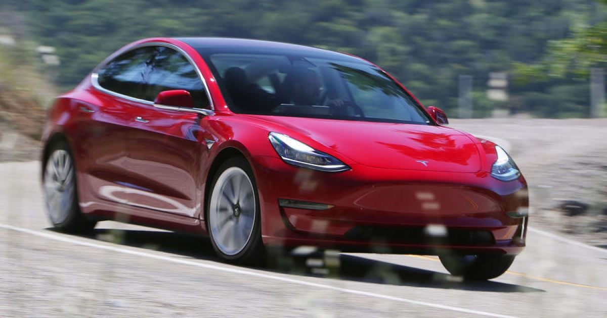 Мережу вразило відео, як автопілот Tesla збожеволів від вантажівки з світлофорами, які не працюють