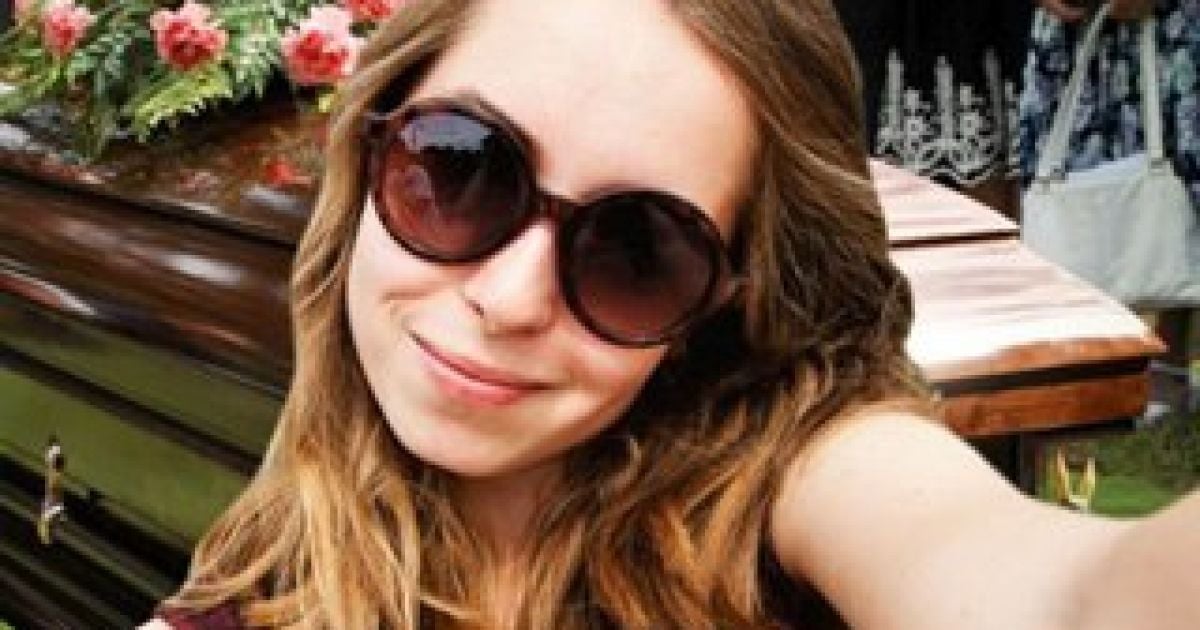 Одно из главных условий конкурса - во время селфи с покойным улыбаться / © Вконтакте/Селфи с покойными