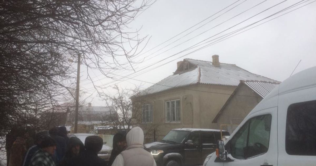 Потрощені вікна та побитий затриманий: російська ФСБ проводить обшуки у кримських татар