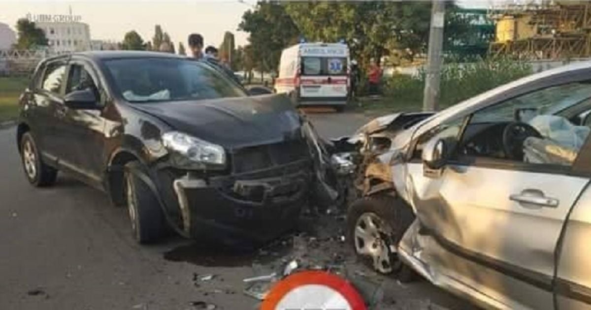У Києві п'яний водій після ДТП втік з пляшкою горілки