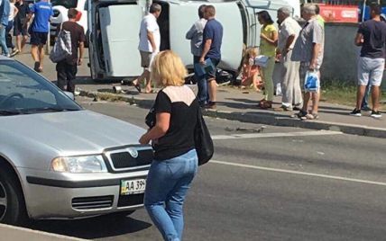 У Києві машина в'їхала у натовп людей, є постраждалі