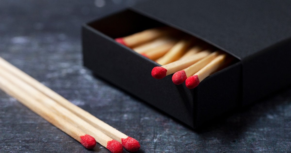 Як позбутися вологи та затхлості в шафі