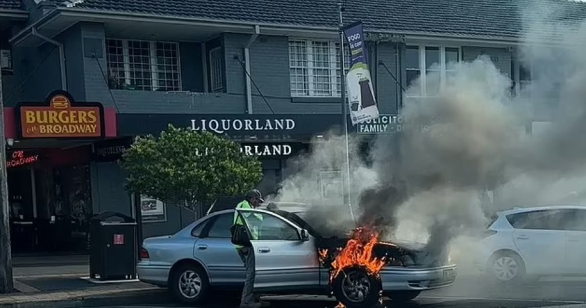 Чоловік завантажив пивом машину, яка горіла / Фото: Daily Mail