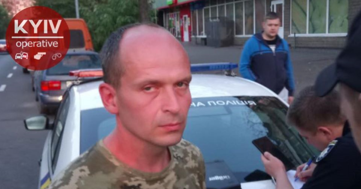 Крушил машины ногами: в Киеве мужчина в камуфляжной футболке повредил семь припаркованных авто
