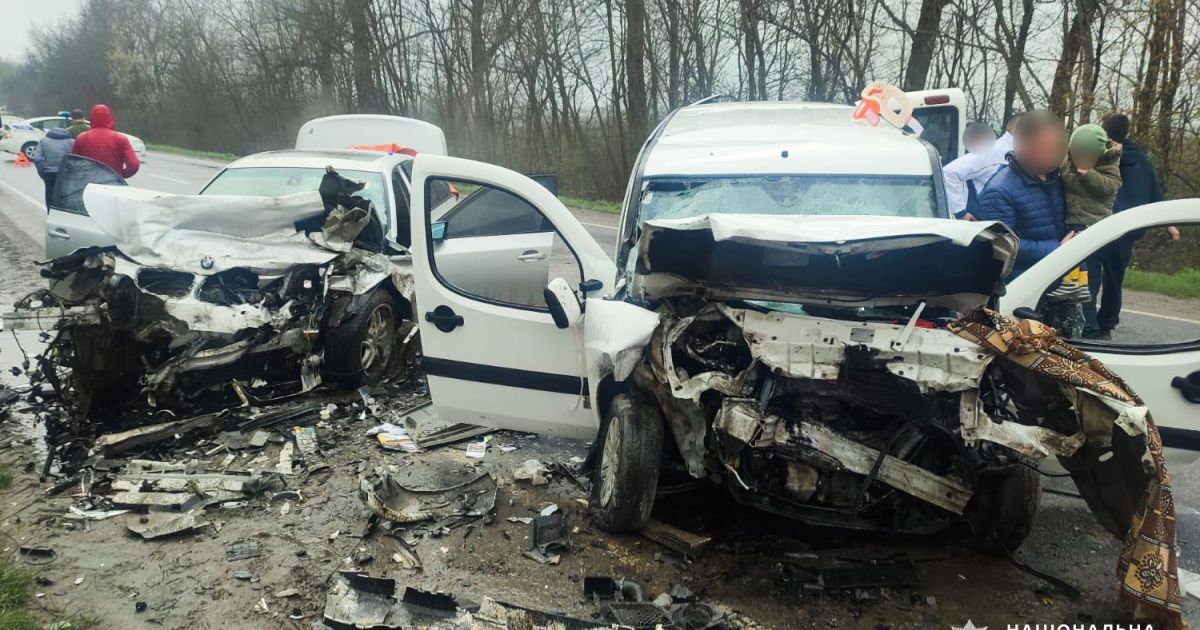 Розбиті автівки та мертвий пасажир: у Чернівецькій області сталася моторошна ДТП (фото)