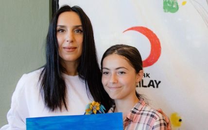 В свитшоте с сине-желтым сердцем: Джамала встретилась с украинскими детьми в Турции