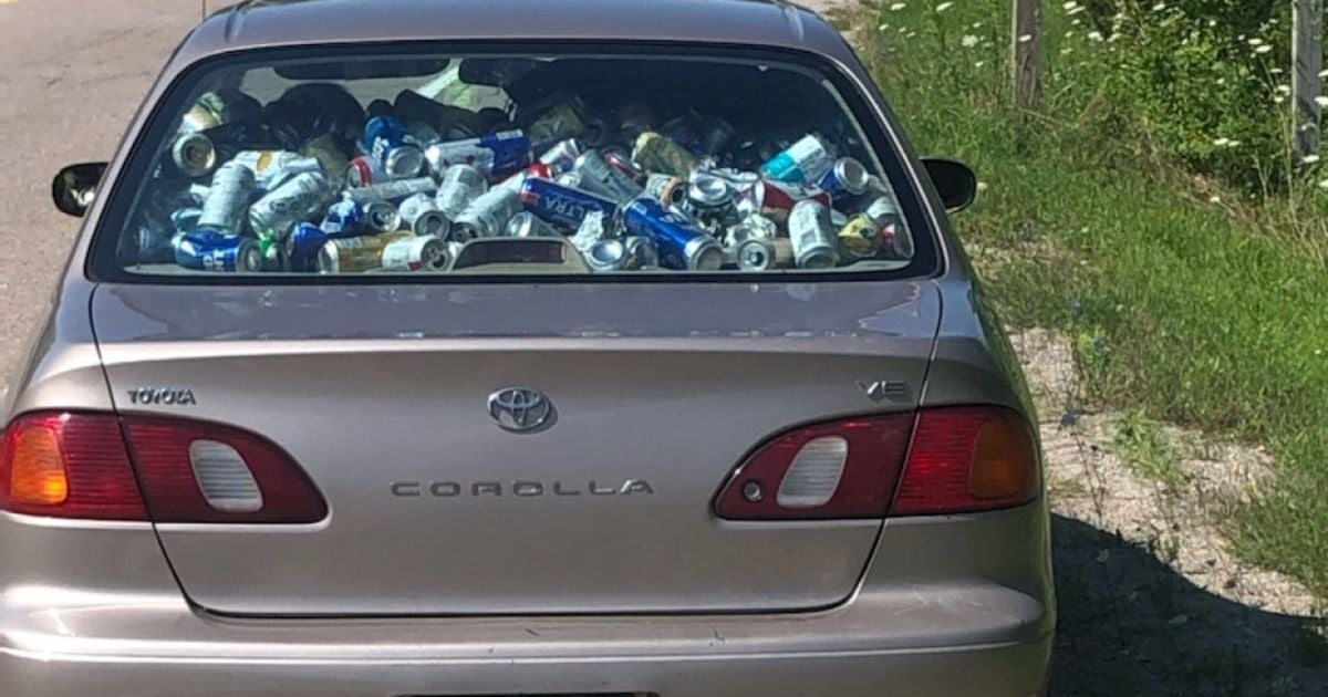 Хотів очистити довкілля: у Канаді виписали два штрафи водію, який віз сотні банок з-під пива на переробку