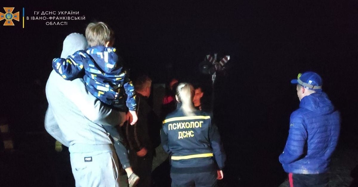 Мощная взрывная волна и многочисленные травмы у туристов: подробности о взрыве костра в Карпатах
