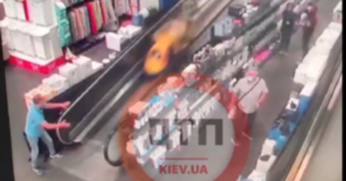 В Киеве родители отвлеклись и отпустили коляску с малышом на эскалаторе: видео
