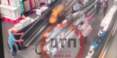 В Киеве родители отвлеклись и отпустили коляску с малышом на эскалаторе: видео