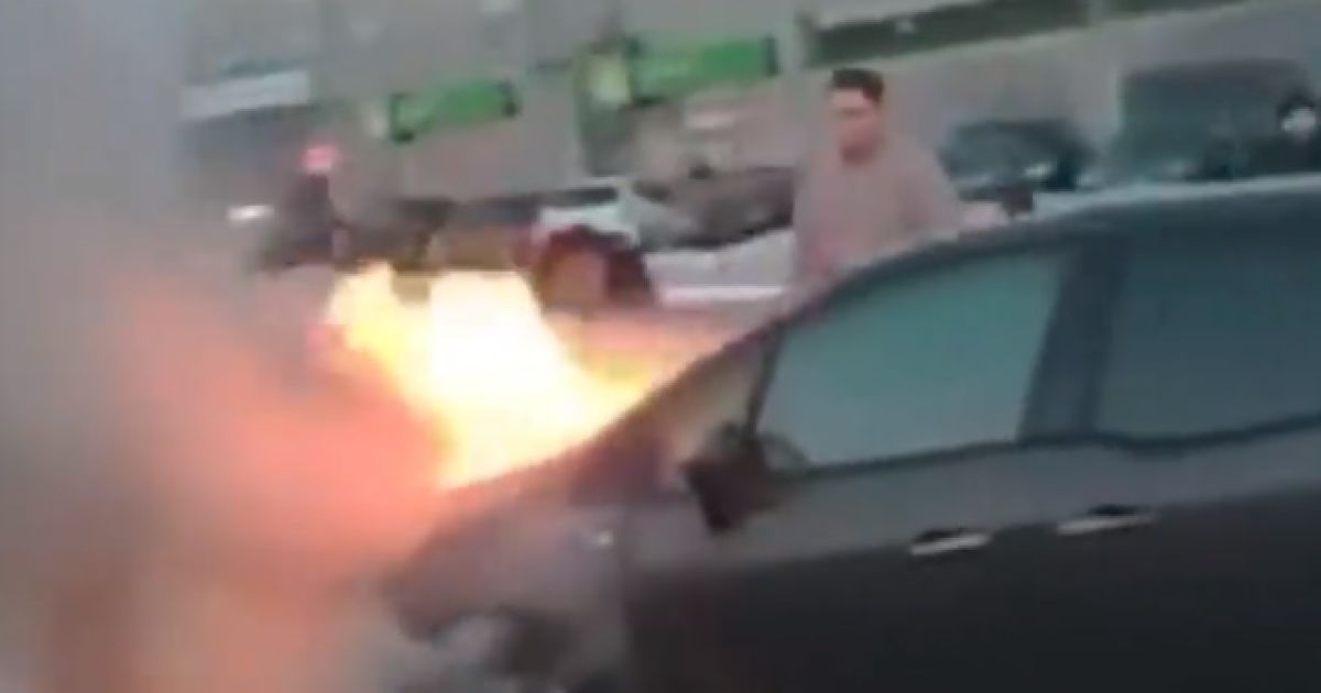 Возле моста Патона в Киеве горит машина