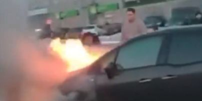 Возле моста Патона в Киеве горит машина