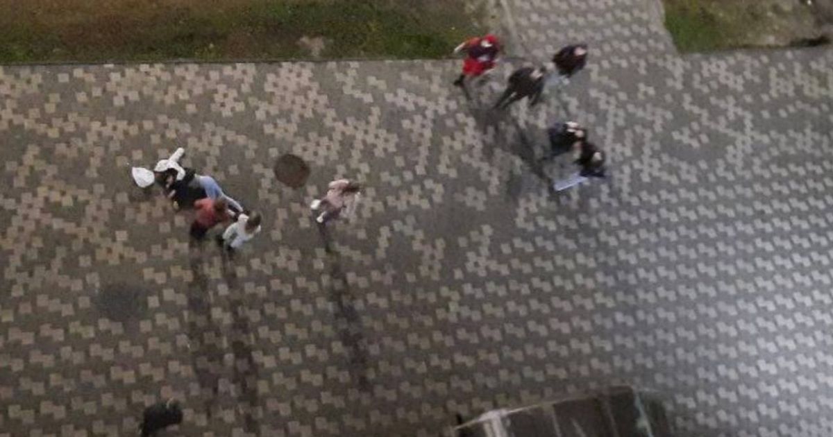 Зробила зауваження: у центрі Харкова декілька дівчат жорстоко побили жінку