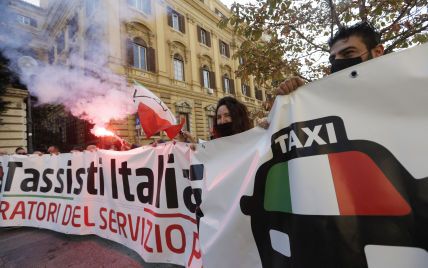 Димові шашки та фаєри: в Італії таксисти влаштували загальнонаціональний страйк