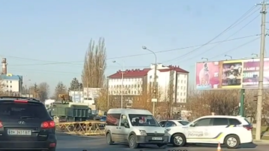 У Рівному з причепа вантажівки на легковик впала частина стріли крана: фото
