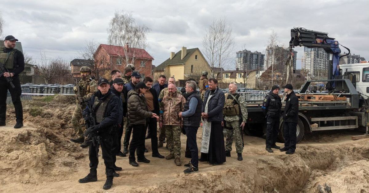 У Бучі розпочалася ексгумація тіл, похованих у братській могилі