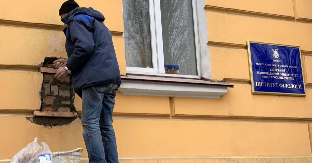 С фасада Киевского университета сняли барельеф в честь организатора Голодомора