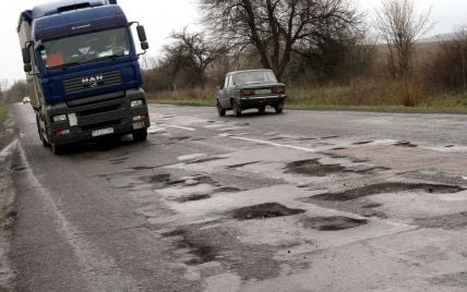 У вибоїни на важливих шосе України вкатають 500 мільйонів гривень