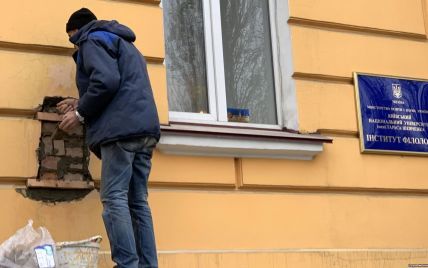 С фасада Киевского университета сняли барельеф в честь организатора Голодомора
