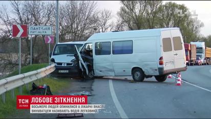 8 человек оказались в больнице в результате масштабного ДТП на трассе Киев-Чоп