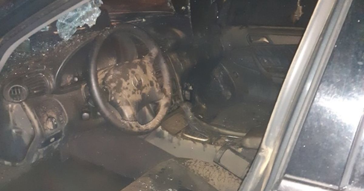 Во Львове в масштабном автопожаре обгорел элитный Мercedes