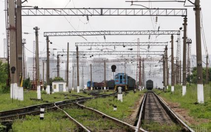 14 поездов изменили маршруты из-за взрывов под Винницей – Укрзализныця
