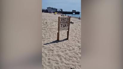 На одном из пляжей Одессы установили табличку-предупреждение о работе ТЦК