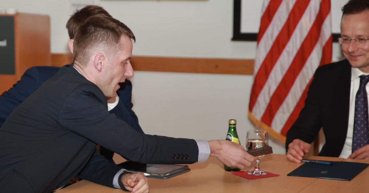Петер Сийярто получил символический подарок от Алексея Прокопенко