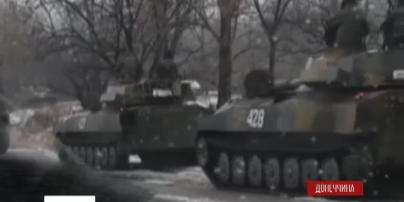 Україна відводить важку зброю з фронту