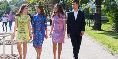 У гарних сукнях з вишивкою: Марина Порошенко з доньками на святкуванні Дня Незалежності України