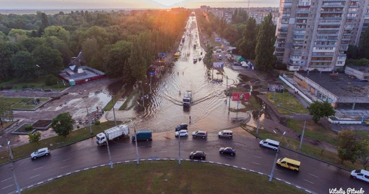 Черкассами пронесся мощный ливень: люди "бомбочкой" ныряли в затопленные улицы