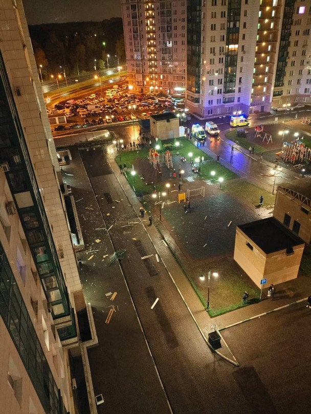 Двор в Красногорске, где размещена поврежденная дроном квартира