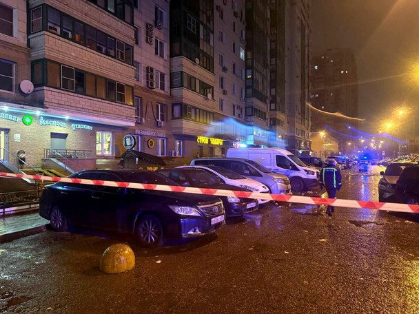 Двор в Красногорске, где размещена поврежденная дроном квартира