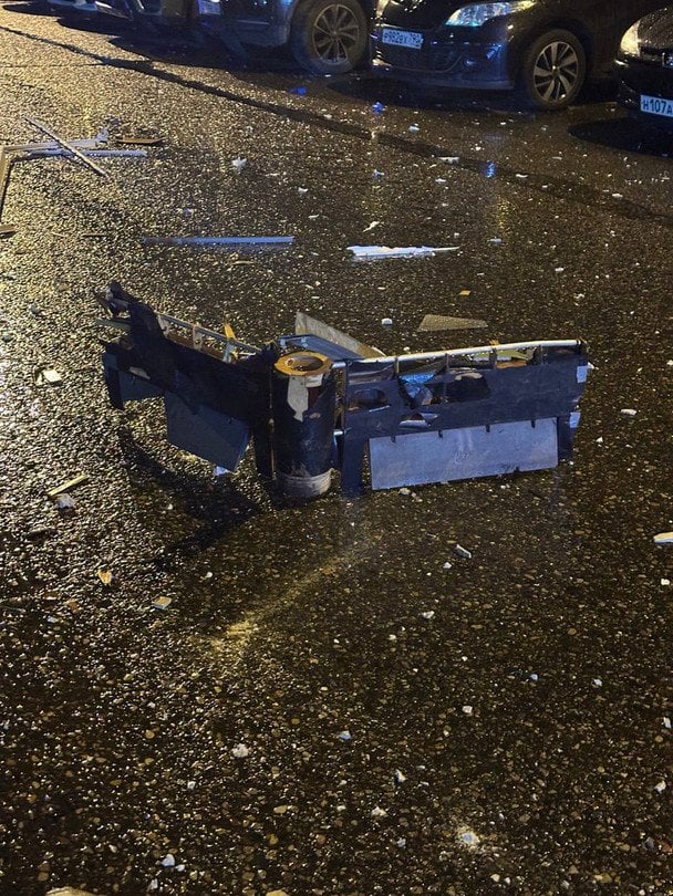 Двор в Красногорске, где размещена поврежденная дроном квартира