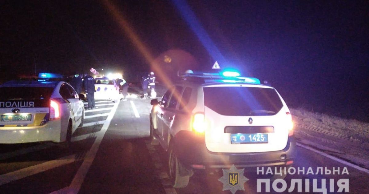 Легкове авто роздавило, вантажівка перекинулась: на Одещині в моторошній ДТП загинуло троє людей (фото)