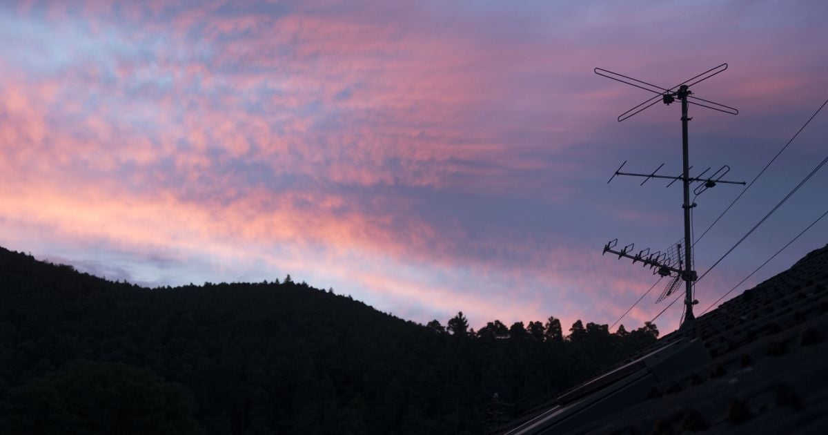 У Великій Британії підпалили вежі 5G через переконання, що технологія розповсюджує коронавірус