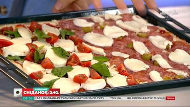 Ведущие "Сніданку" приготовили вкусную квадратную пиццу в студии