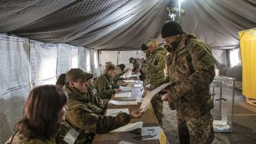 вибори, солдати голосують_8 / © Associated Press