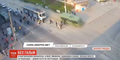 На Днепропетровщине микроавтобус без тормозов понесло на людей, переходивших дорогу