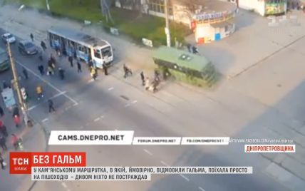 На Днепропетровщине микроавтобус без тормозов понесло на людей, переходивших дорогу
