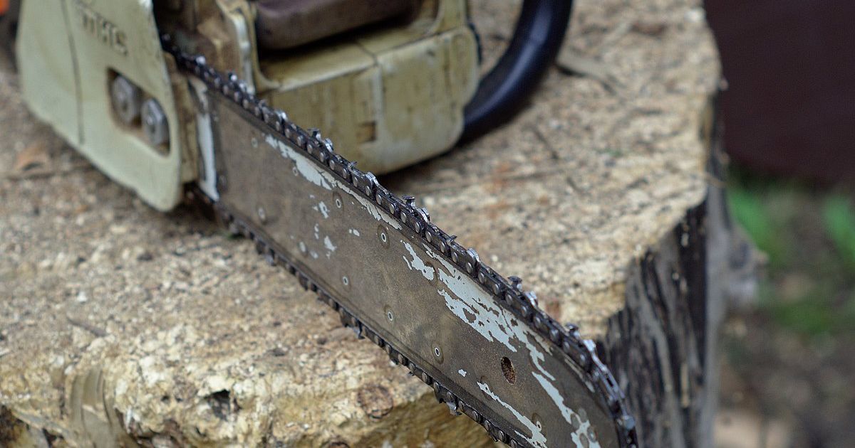 В Одеській області чоловік вчинив самогубство, перерізавши собі горло бензопилкою