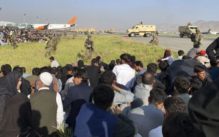 Избегайте поездок и не подходите к воротам: американцев призвали немедленно покинуть окрестности аэропорта Кабула