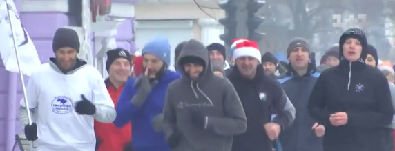 Трезвый новогодний забег: в Запорожье полсотни активистов пробежали три километра