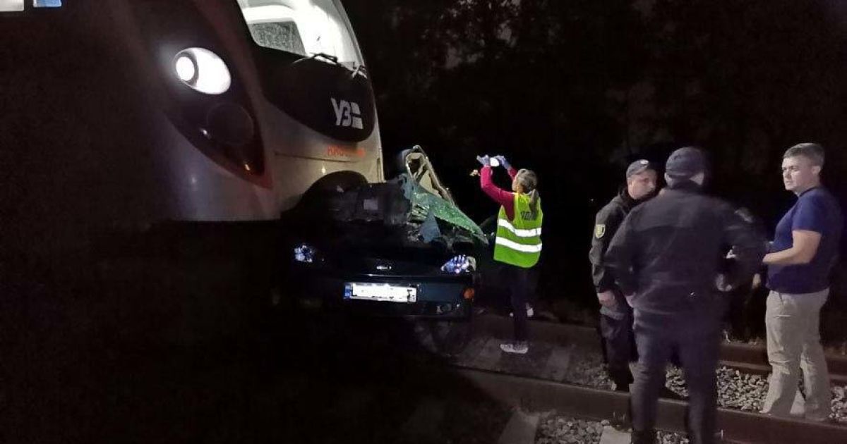 У Полтавській області швидкісний потяг на переїзді протаранив авто