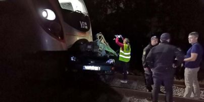 У Полтавській області швидкісний потяг на переїзді протаранив авто