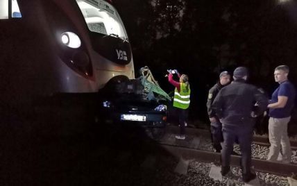 У Полтавській області швидкісний потяг на переїзді протаранив авто