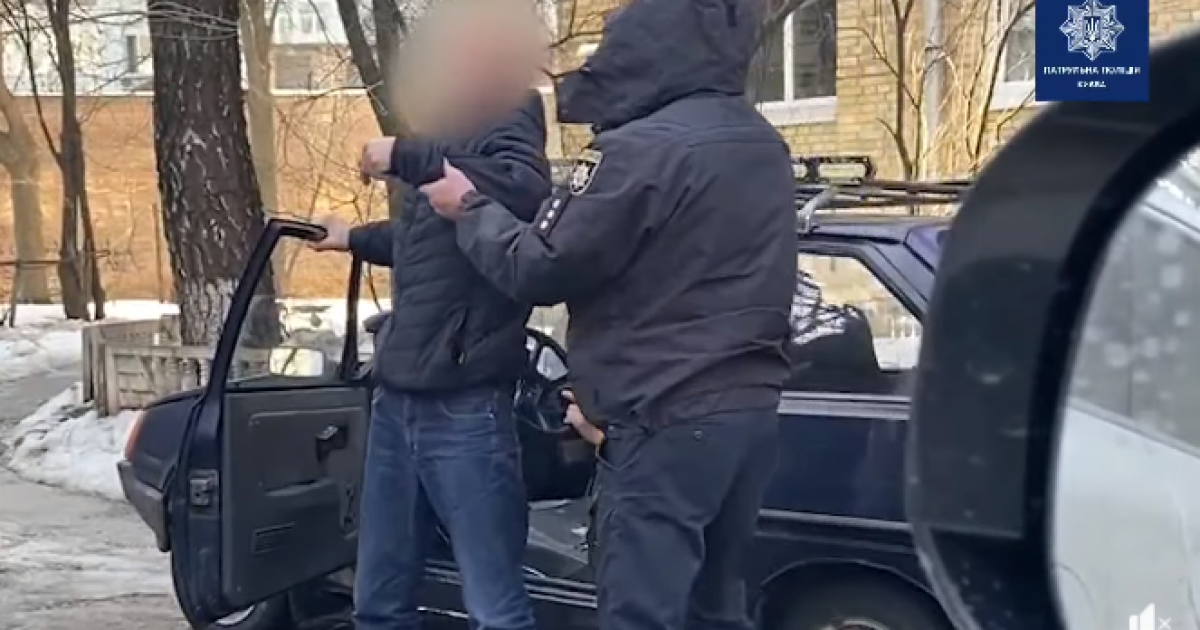 Їхав заднім ходом: у Києві зупинили п'яного водія, який навіть не міг говорити (відео)