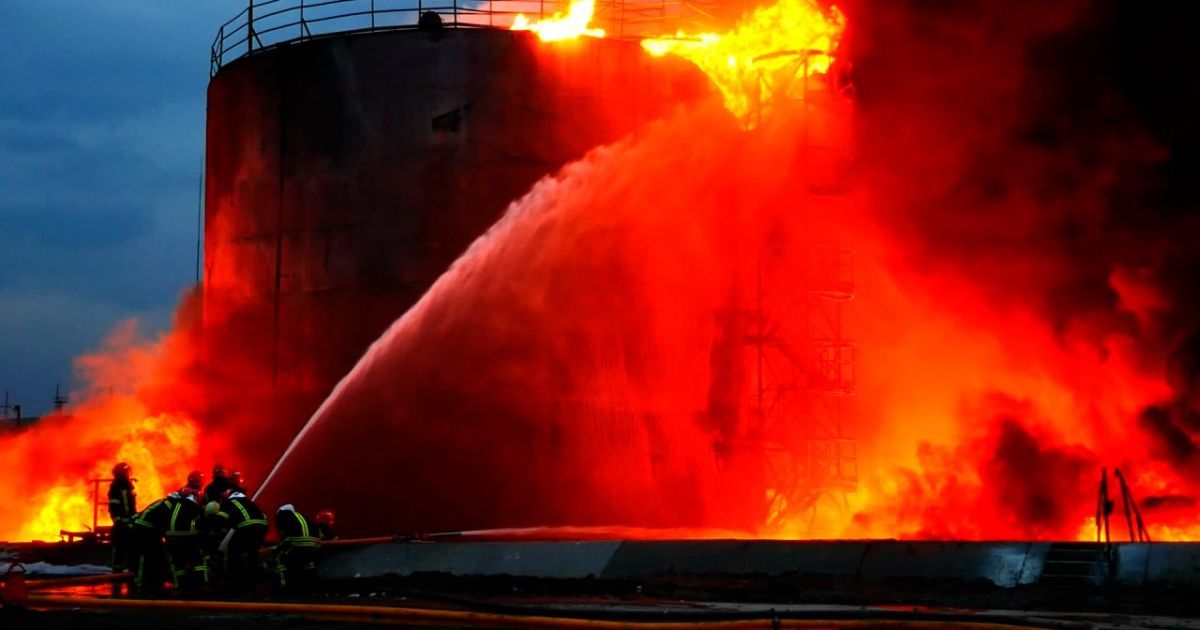 Как в апокалиптическом фильме: во Львове потушили пожар на нефтебазе и показали последствия ракетного удара РФ (фото, видео)