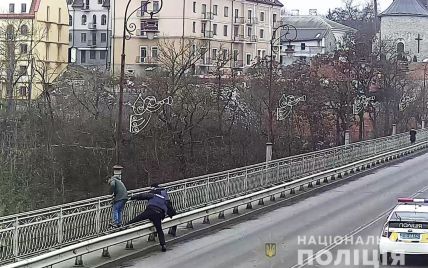 В Каменец-Подольске полицейские не дали молодому человеку совершить самоубийство